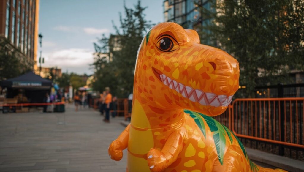 Oppustelig dinosaur kostume – når forhistorien møder fest og farver